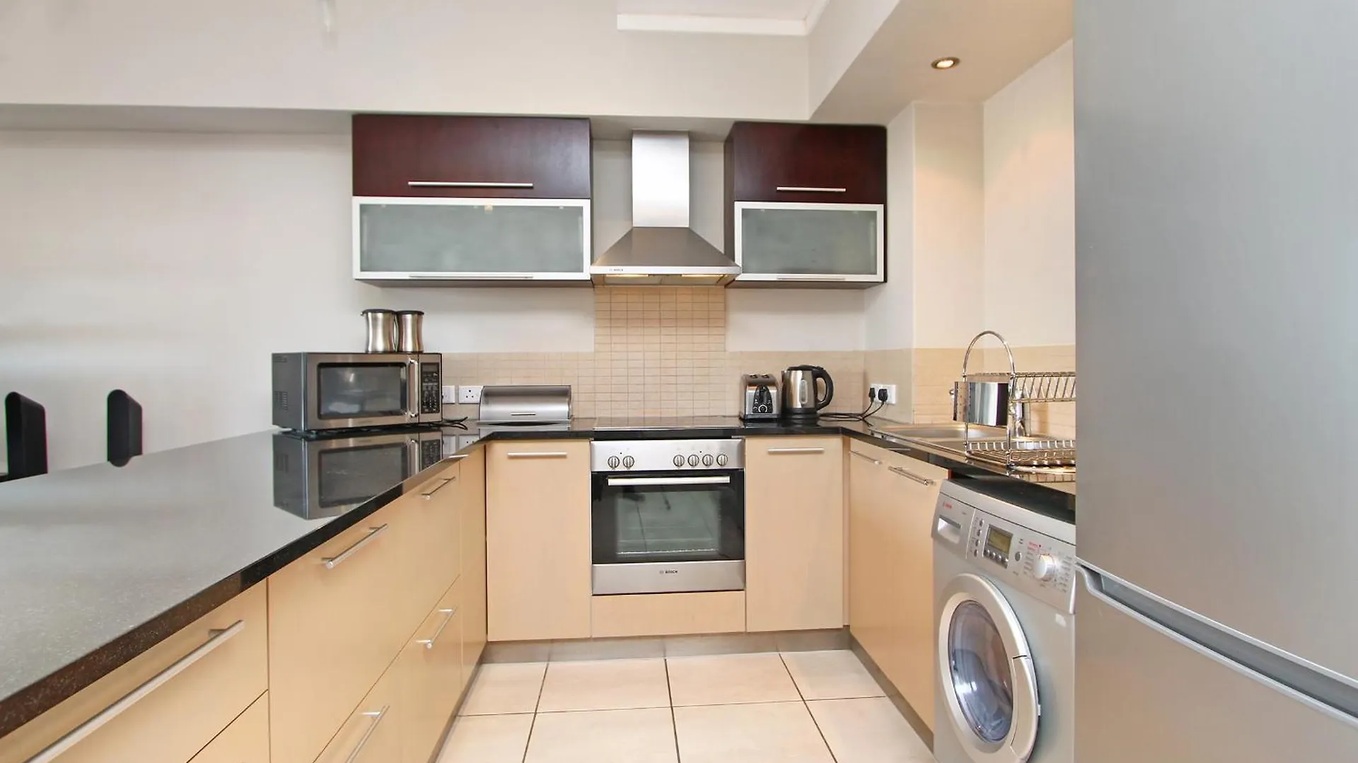 Full Power, Central, Walk To Restaurants & Waterfront, Pool & Ac Cape Town Apartment