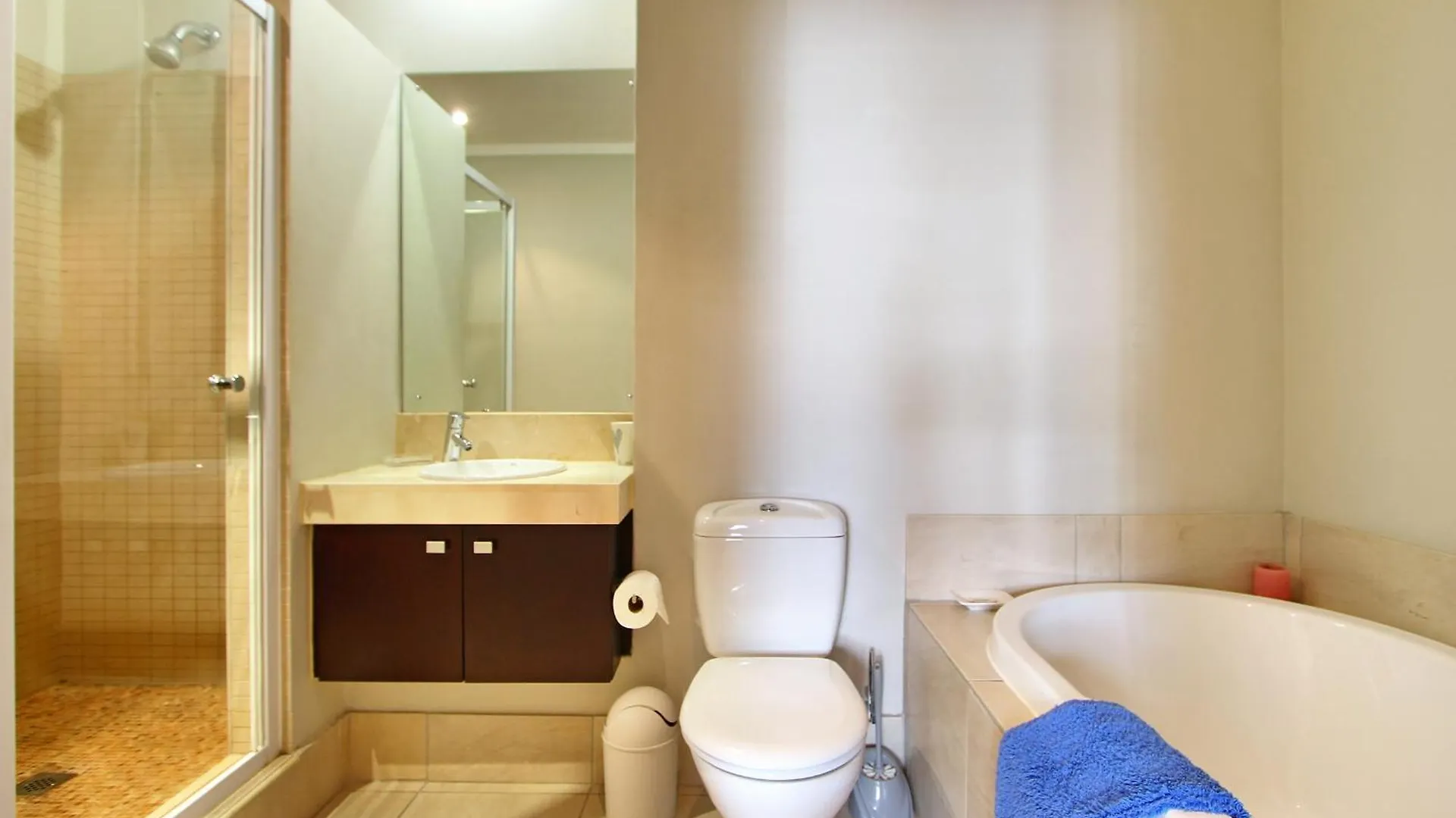 Full Power, Central, Walk To Restaurants & Waterfront, Pool & Ac Cape Town