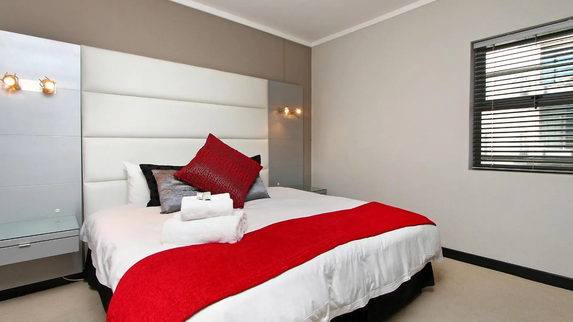 Full Power, Central, Walk To Restaurants & Waterfront, Pool & Ac Cape Town