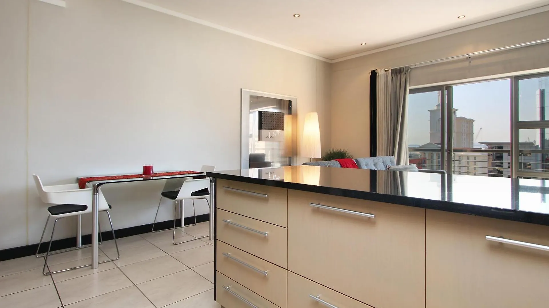 Apartment Full Power, Central, Walk To Restaurants & Waterfront, Pool & Ac Cape Town